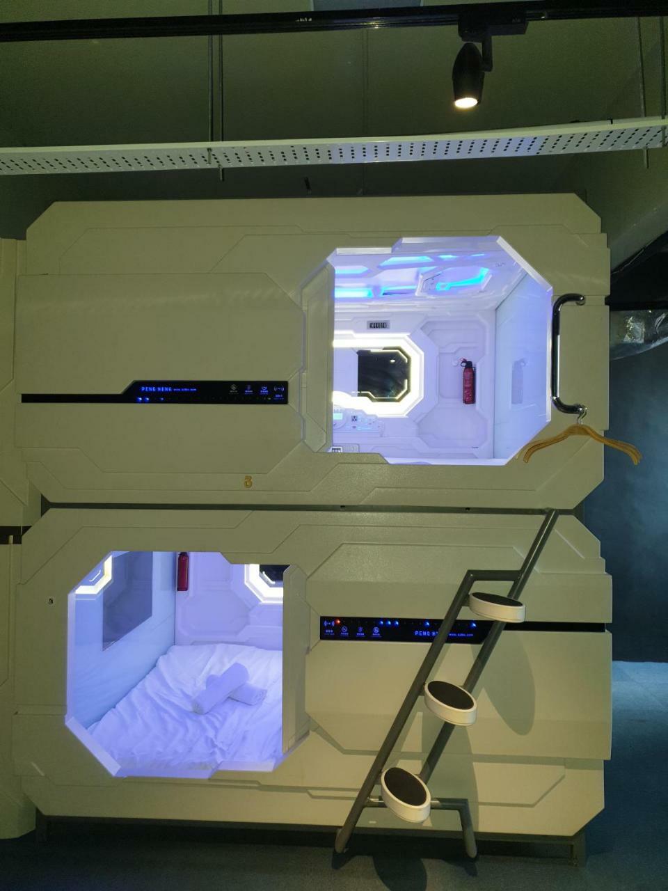 Q Capsule Hotel George Town Dış mekan fotoğraf